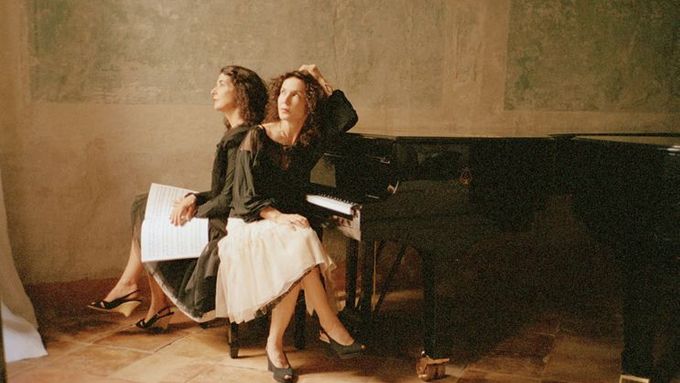 Katia a Marielle Labèquovy hrají Koncert pro dva klavíry Bohuslava Martinů v doprovodu Orchestra dell’Accademia Nazionale di Santa Cecilia.