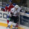 Hokejista Krisjanis Redlihs (vpředu) v utkání KHL 2012/13 mezi Lvem Praha s Dinamem Riga .