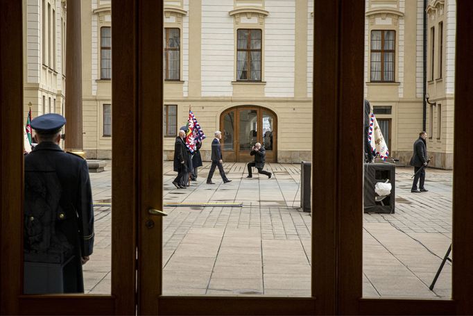 Petr Pavel odchází z pražského hradu, kde byl inaugurován prezidentem. V pokleku známý fotograf prezidenta Václava Havla Tomki Němec.