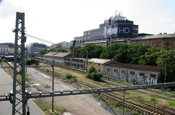 Na místě unimobuněk a zarostlého kolejiště vpravo bude už za pár měsíců ING Real Estate Development stavět. Bezdomovci se budou muset přestěhovat.