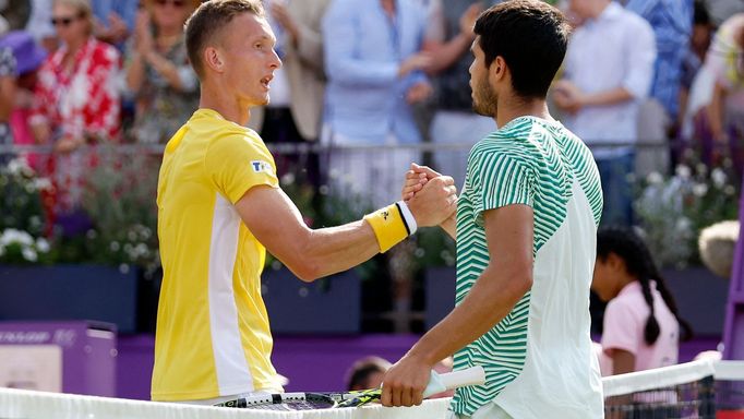 Jiří Lehečka (vlevo) blahopřeje Carlosi Alcarazovi na letošním turnaji v Queen's Clubu.