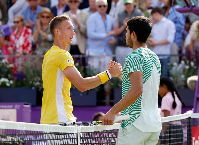 Jiří Lehečka (vlevo) blahopřeje Carlosi Alcarazovi na letošním turnaji v Queen's Clubu.