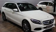 Jsou tu i světové premiéry. Asi nejdůležitější je Mercedes-Benz třídy C. Oproti minulé generaci narostl o devět centimetrů a místa pro kolena vzadu je o 4,5 centimetru více, což je zásadní hodnota, jak si na vlastní tělo ověřil i redaktor online deníku Aktuálně.cz.