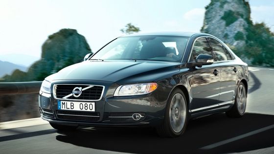 Do 400 tisíc korun je překvapivě velký výběr ojetých sedanů Volvo S80. Pohodlí je u nich zaručeno.