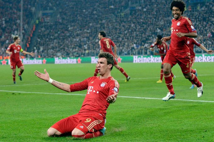 Fotbal, Bayern - Juventus: Mario Mandžukič slaví gól na 0:1