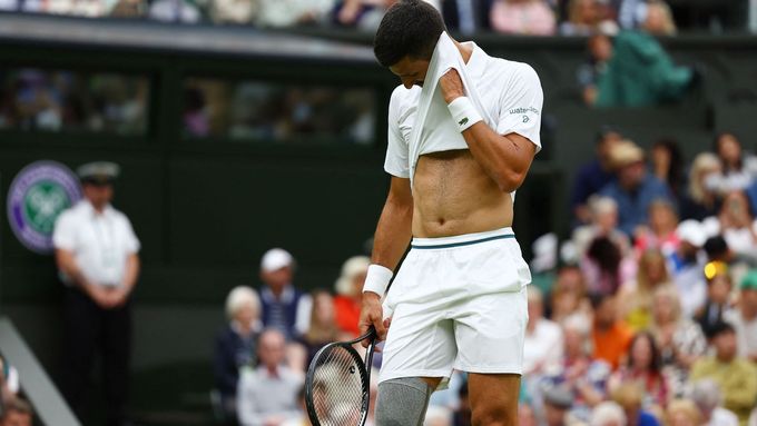 Novak Djokovič v utkání prvního kola Wimbledonu.