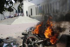 Protest islamistů skončil krveprolitím, desítky mrtvých