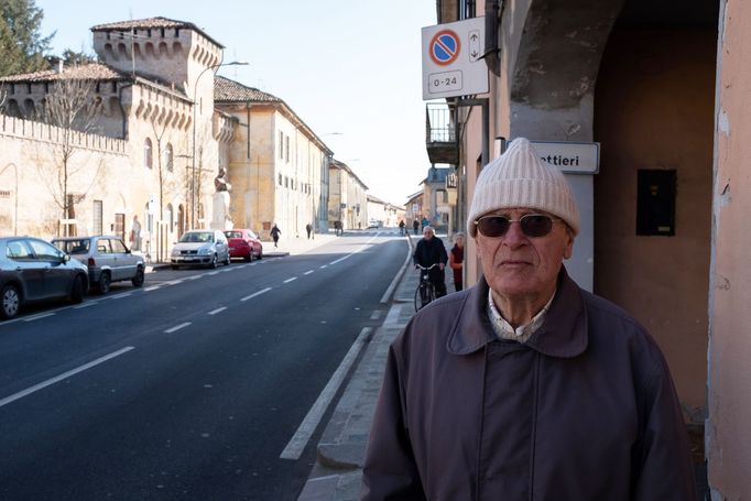 Fotograf během pandemie zachytil poslední boj svého dědečka s demencí.