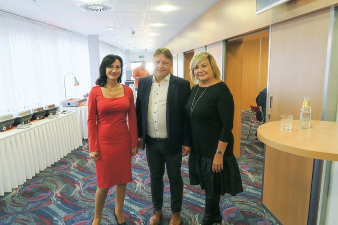 Karin Karasová, René Černý a Alena Schillerová. Záběr z volebního štábu ANO v Brně. 24. 9. 2022