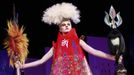 A model presents a creation by hair stylist Dmitry Vinokurov at the 30th anniversary of the Alternative Hair Show at the Royal Albert Hall in London October 14, 2012. REUTERS/Olivia Harris (BRITAIN - Tags: SOCIETY FASHION) Published: Říj. 15, 2012, 2 dop.