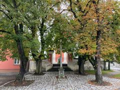 Prostranství před malšickým kostelem Nejsvětější Trojice.