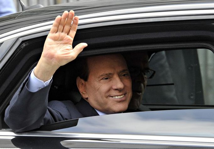 Silvio Berlusconi opouští Justiční palác v Miláně - 19. září 2011.