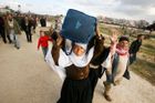 Tisíce Palestinců proudí do Egypta. Prorazili hranici