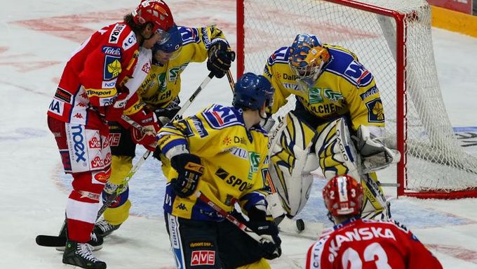 Gólman Zikmund z HC Ústečtí Lvi nakonec od Slavie inkasoval 6 gólů.