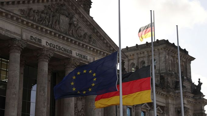 Vlajky na Německém spolkovém sněmu byly v pátek na projev smutku stažené na půl žerdi.