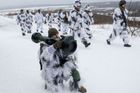Británie zvažuje, že kvůli Ukrajině a Rusku pošle do východní Evropy víc vojáků