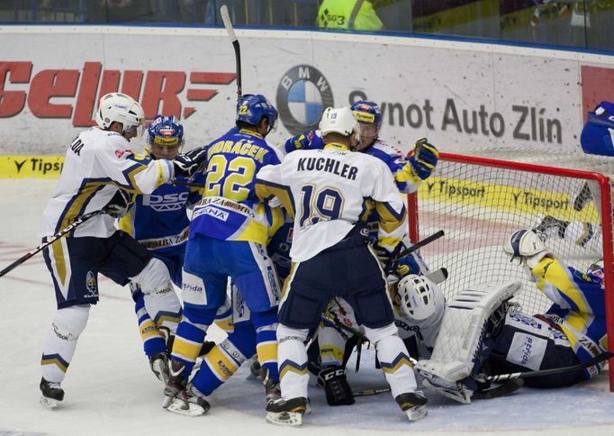 Hokejisté Zlína Jiří Ondráček a spol.v souboji před brankou v utkání 9. kola Tipsport extraligy 2012/13 proti Kladnu.