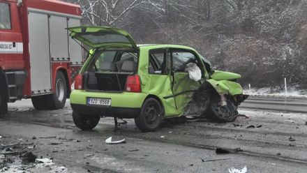 VIDEO: Sněžení komplikuje dopravu na Moravě. Řidiči zhoršenou sjízdnost nezvládají
