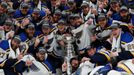 7. finále NHL 2018/19, Boston - St. Louis: Hokejisté St. Louis oslavují zisk Stanley Cupu.