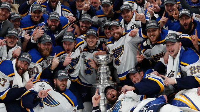 St. Louis Blues slaví po 52 letech od vstupu do NHL zisk Stanleyova poháru.