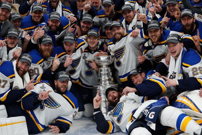 7. finále NHL 2018/19, Boston - St. Louis: Hokejisté St. Louis oslavují zisk Stanley Cupu.