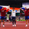 Oštěpaři  Jakub Vadlejch, Níradž Čopra a Vítězslav Veselý slaví medaile po finále na OH 2020