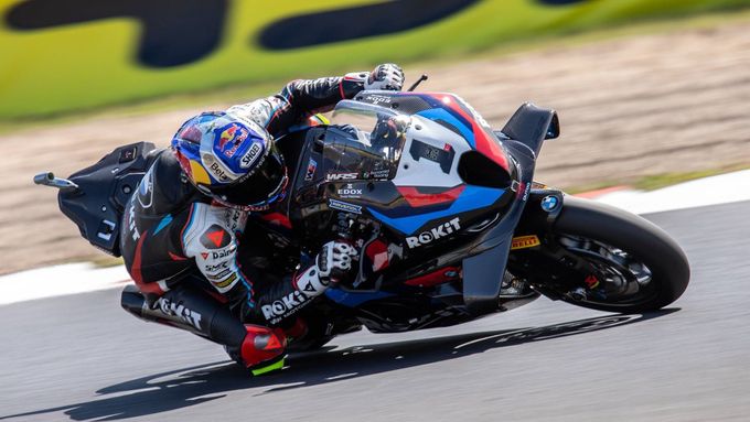 Toprak Razgatlıoglu na motocyklu BMW v sobotním závodě MS superbiků v Mostě