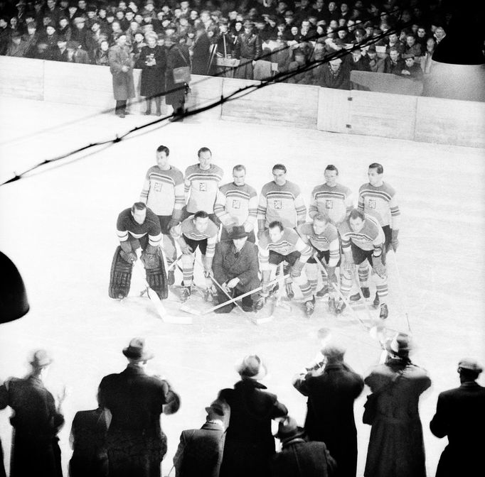 ČSR - Švédsko, MS 1947: v týmu byly pozdější oběti tragédie nad La Manche v roce 1949, Vilibald Šťovík, Miloslav Pokorný, Ladislav Troják, Karel Stibor, Zdeněk Jarkovský