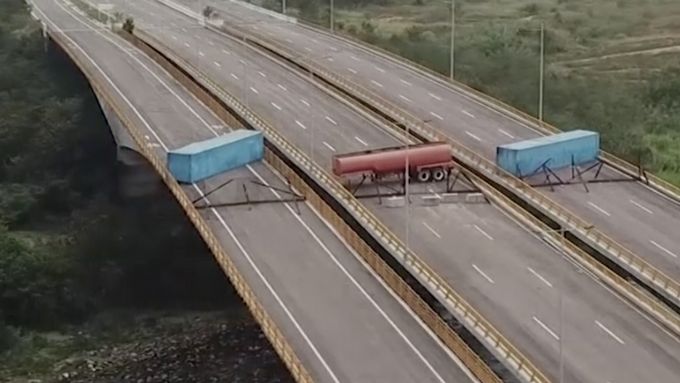 Venezuelská armáda zablokovala most na hranicích s Kolumbií. Brání průjezdu aut s humanitární pomocí.