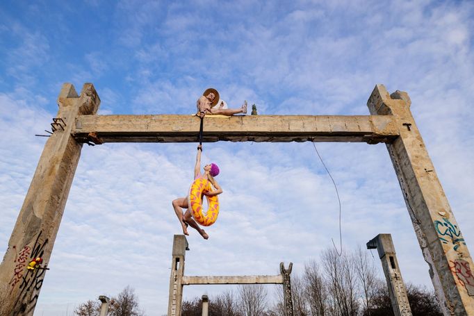 Tyč on the Beach nabídne duet dvou akrobatů na pláži. Novocirkusová koláž s příchutí léta, dovolené a naivního humoru.