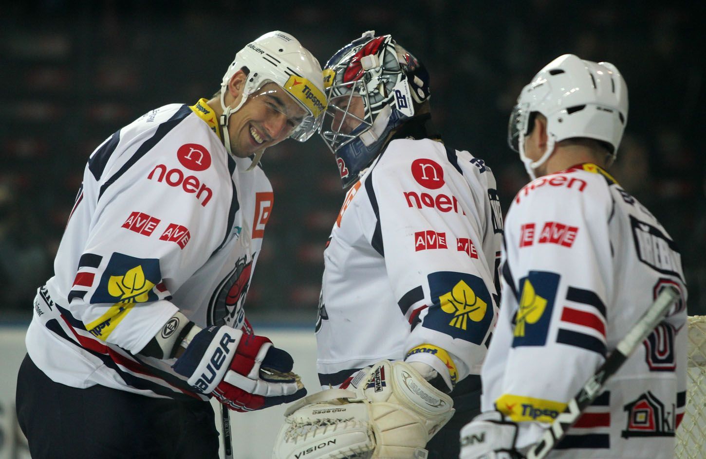 Hokejisté Chomutova Štěpán Hřebejk (vpravo) a brankář Milan Řehoř před utkáním 16. kola Tipsport extraligy 2012/13 proti Spartě Praha.