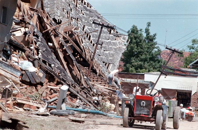 Archivní snímek z povodní v roce 1997, které postihly třetinu země, nejvíce Moravu a východní Čechy.