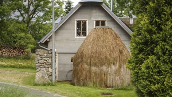 Kupka sena? Ne, sauna. Stavení na Čertově břemeni má "potírnu" skrytou v suché trávě