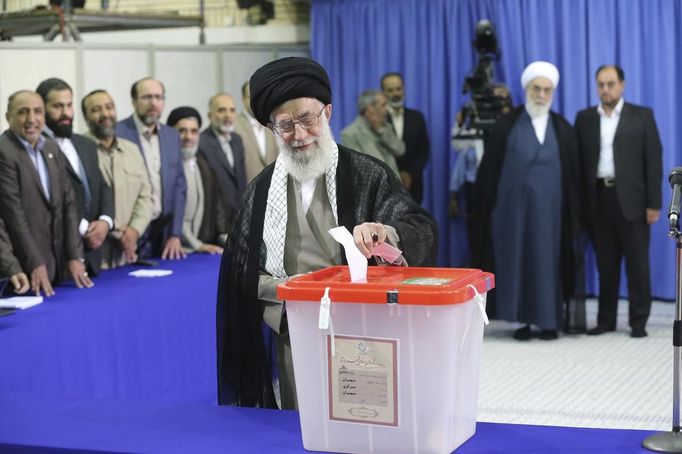 Ajatolláh Alí Chameneí volí prezidenta. Pokud on nechce zásadní změnu, od politiků ji Íránci čekat nemohou.