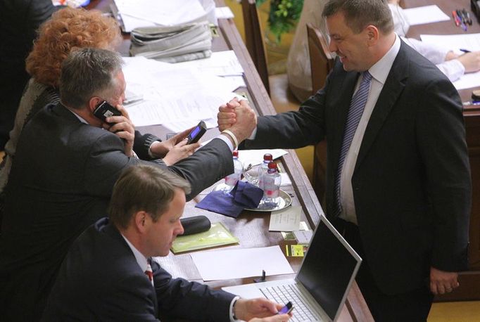 Zvláštní gesto. Předseda poslaneckého klubu Tluchoř a premiér Topolánek "zalomili palce" v krátké přestávce na spočítání výsledků hlasování. Mysleli si, že návrh sociální demokracie neprošel?