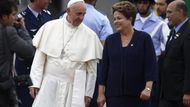 Františka přijela přivítat brazilská prezidentka Dilma Rousseffová, zatímco v ulicích na průjezd jeho automobilu čekaly tisíce věřících.