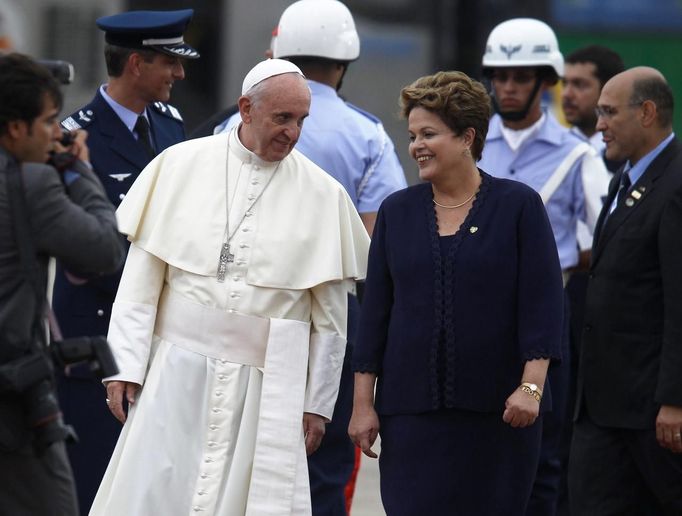 Papeže Františka přivítala hned po přistání na letišti Antonio Carlos Jobim International Airport brazilská prezidenta Dilma Rousseffová.