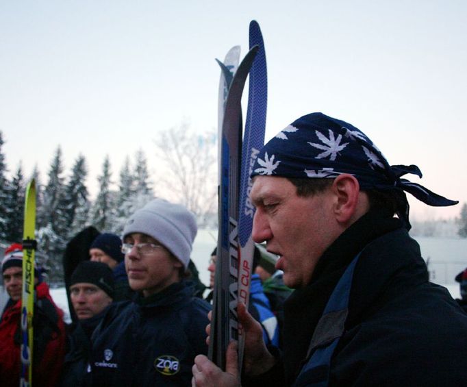 Ivo Budil (vpravo) a Michal Novotný jsou vášnivými sportovci, ačkoli nevidí. Loni startovali v Bedřichově poprvé, ale tehdy si zkusili zajet jen poloviční trať, tedy 25 kilometrů. „Zdálo se nám to málo, tak jsme si řekli, že příště to bude padesátka," vzpomněl starší Ivo. V neděli se tedy skutečně postavili na start hlavního závodu. „Je to hlavně Michalova zásluha. Já váhal, ale nakonec mne přesvědčil," dodal.