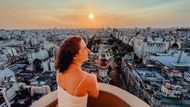 "Výhled z budovy postavené podle Dantovy Božské komedie. Tento balkón, ze kterého se dívám, reprezentuje nebe," komentuje fotku cestovatelka.