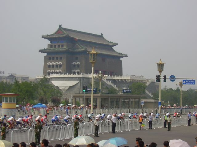 Pekingský blog: Emmons v televizi a cyklisté na náměstí