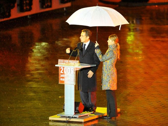 Berlíňané strhnutím zdi pomohli revolucím v dalších zemích od Československa až po Bulharsko, řekl francouzský prezident Nicolas Sarkozy.