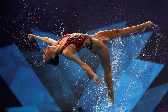 Izraelská synchronizovaná plavkyně soutěží na světovém šampionátu v Glasgow.