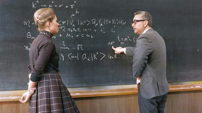 Mary Gaillard a Murray Gell-Mann diskutují slabé interakce v CERN, 1972. Foto zachycuje významný okamžik v historii částicové fyziky. Kolorovaný snímek