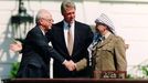 Izraelský premiér Jicchak Rabin, americký prezident Bill Clinton a předseda OOP Jásir Arafat při podpisu mírové dohody 13.září 1993.