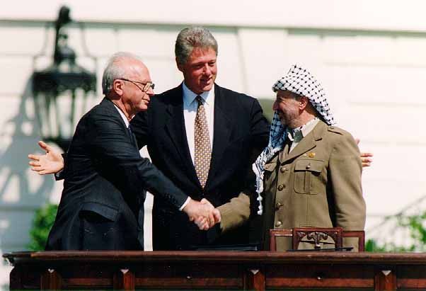 Izraelský premiér Jicchak Rabin, americký prezident Bill Clinton a předseda OOP Jásir Arafat při podpisu mírové dohody 13.září 1993.