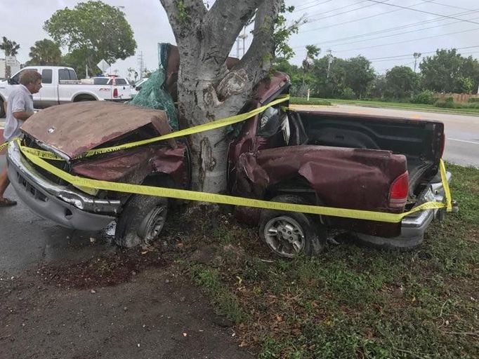 Tento střet se sílou hurikánu skončil tragicky. Truck odhodila bouře na strom, řidič náraz nepřežil.