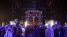 Magician David Blaine channels bolts of electricity from various tesla coils charged with one million volts of electricity during a stunt on Pier 54 in New York, October 5, 2012. Blaine hopes to stand in the same position for 72 hours. REUTERS/Andrew Burton (UNITED STATES - Tags: SOCIETY ENTERTAINMENT) Published: Říj. 6, 2012, 4:02 dop.