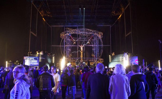 Magician David Blaine channels bolts of electricity from various tesla coils charged with one million volts of electricity during a stunt on Pier 54 in New York, October 5, 2012. Blaine hopes to stand in the same position for 72 hours. REUTERS/Andrew Burton (UNITED STATES - Tags: SOCIETY ENTERTAINMENT) Published: Říj. 6, 2012, 4:02 dop.