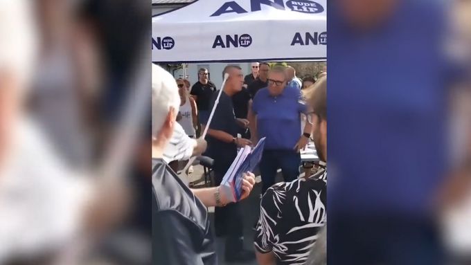 Babiš po útoku na dva dny přerušil svůj předvolební program. Policie uvedla, že muže kromě výtržnictví podezírá i z pokusu o ublížení na zdraví.