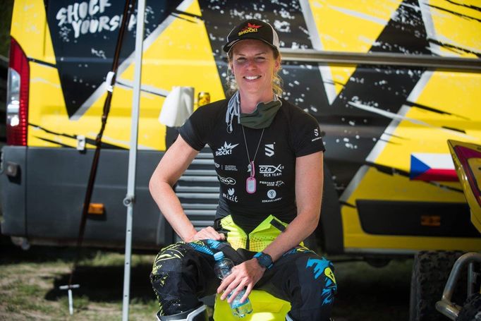 Olga Roučková při připravě na Rallye Dakar.